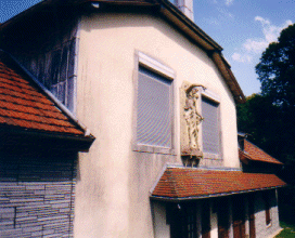 statue créé par Syamour sur maison à Brery