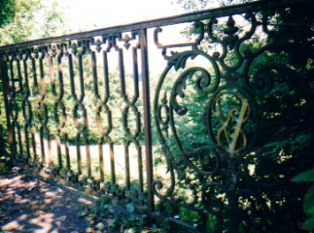 jardin de la maison de Poupin avec ses initiales